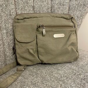 Baggallini Everyplace crossbody in Khaki